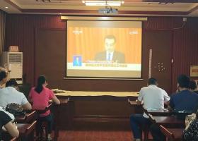 翟庄中心小学：组织教师收看2020两会李克强总理政府工作报告