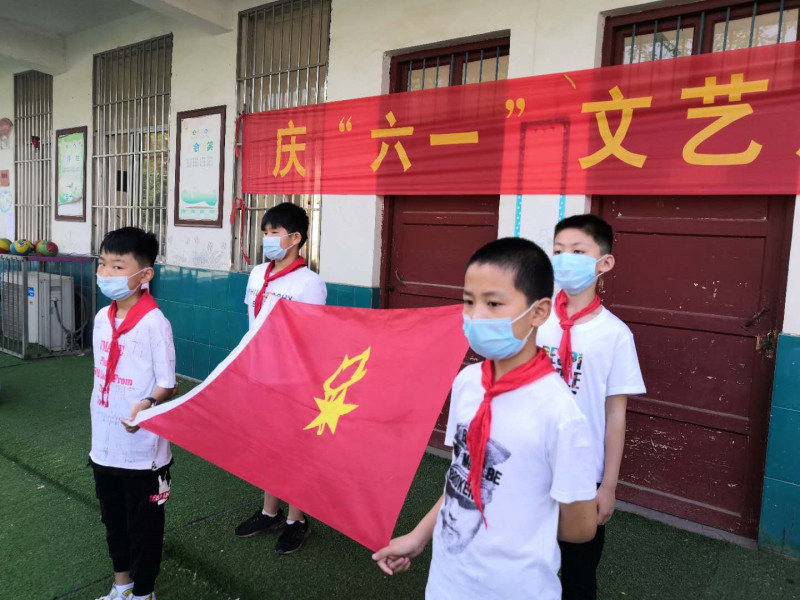 漯河市郾城区龙城镇李湾小学举行新队员入队仪式